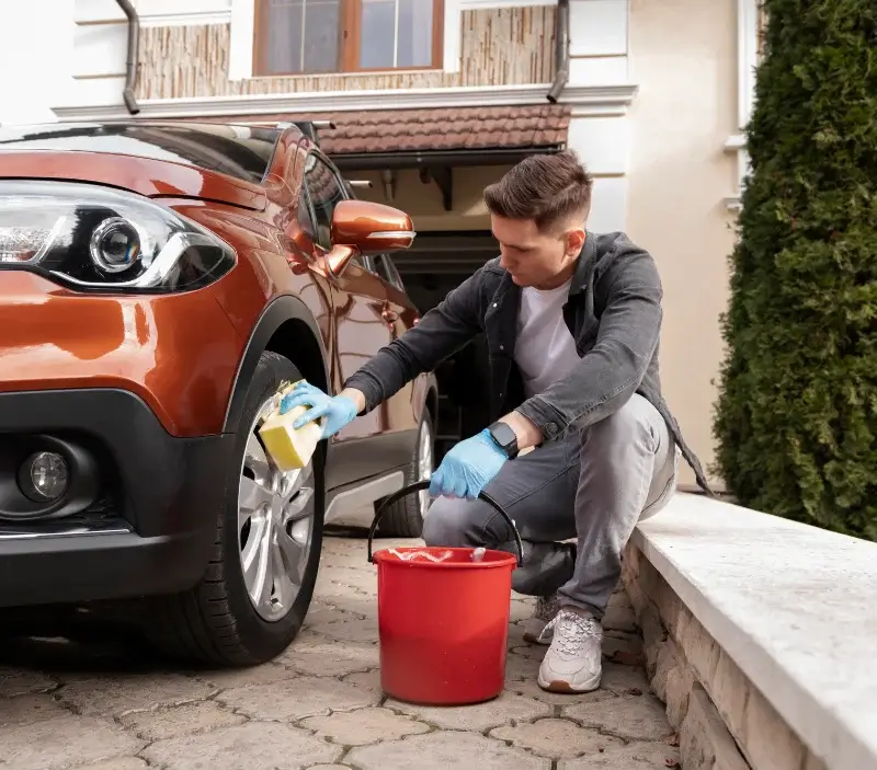 Lavage auto à domicile Mirandol-Bourgnounac : professionnel intervenant sur un véhicule